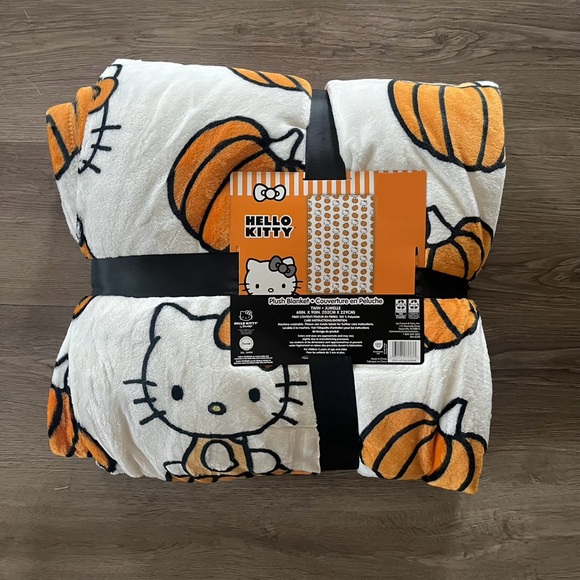 NWT! Hello Kitty Pumpkin Fall Plush Blanket - Picture 1 of 2